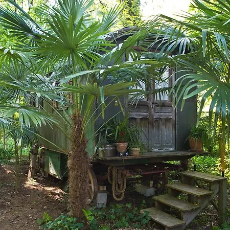 Le Chateau D'uzer Bed & Breakfast 4*